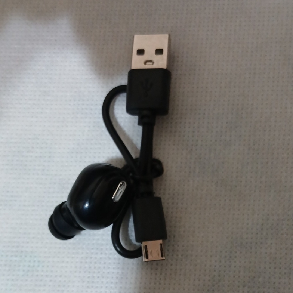 Wireless Black Earbud with USB Charging Cable